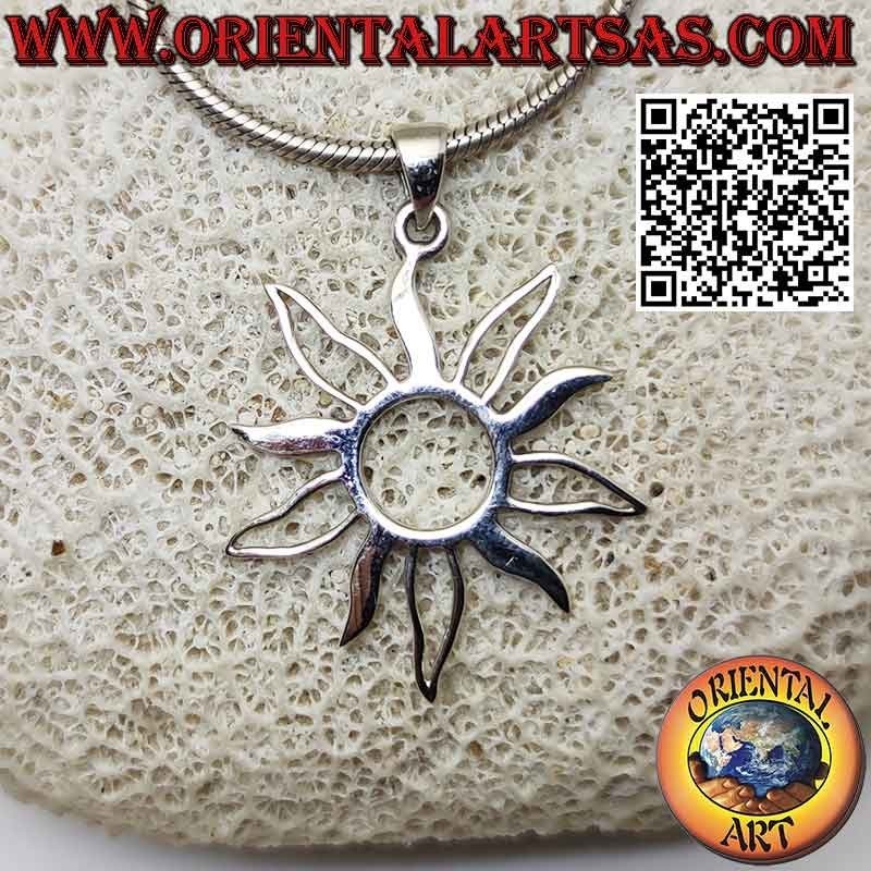 Colgante de plata en forma de sol alternando rayos llenos y vacíos