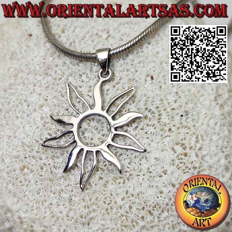 Pendentif en argent en forme de soleil avec alternance de rayons pleins et vides