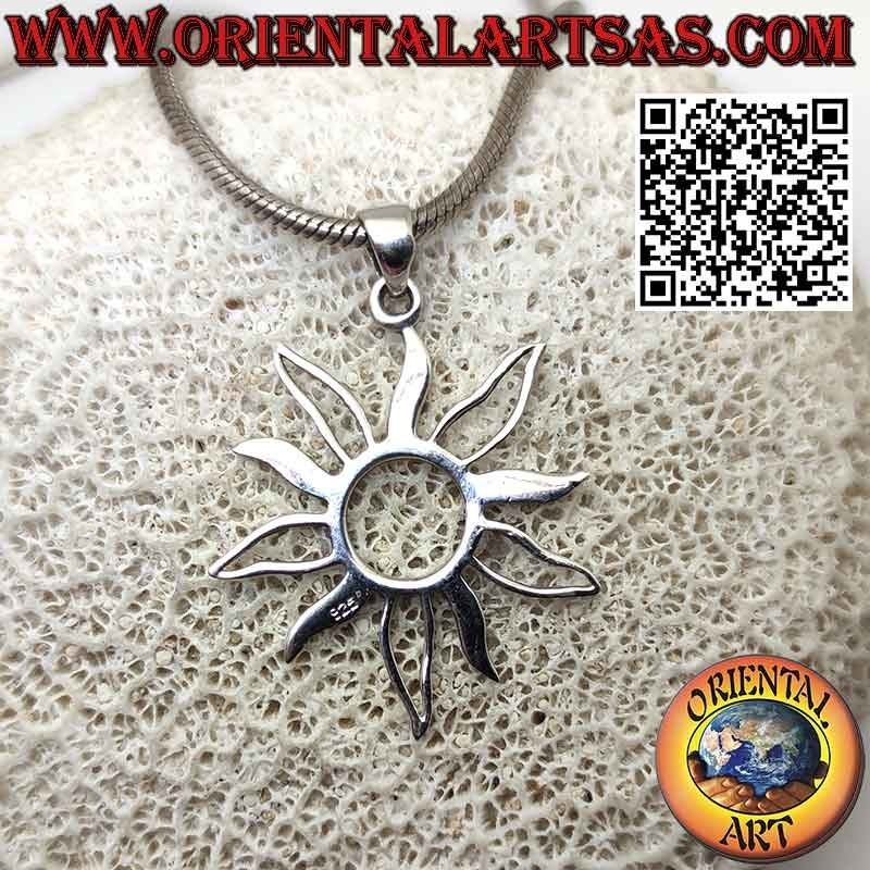 Pendentif en argent en forme de soleil avec alternance de rayons pleins et vides