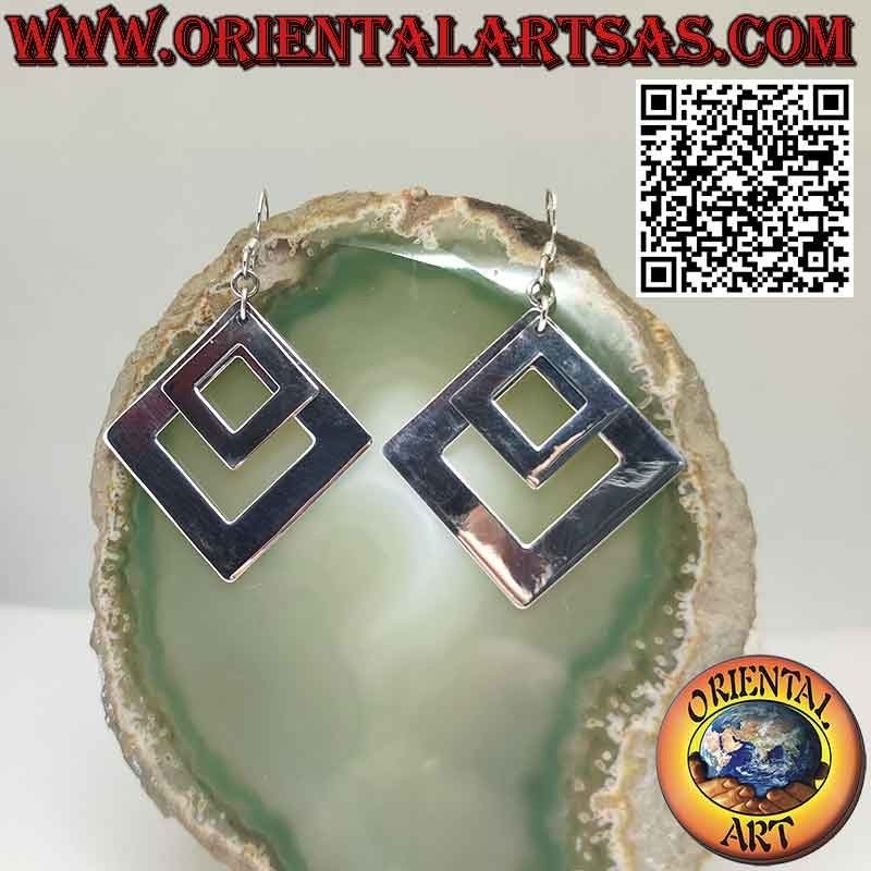 Silberne Ohrringe mit 2 glänzenden und hellen perforierten Quadraten