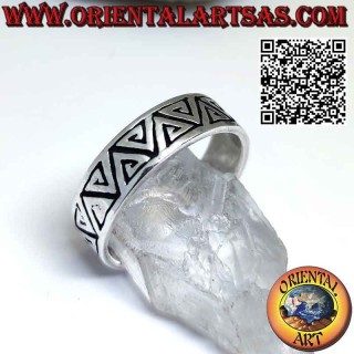 Anello in argento a fascia con incisione spirali triangolare contrapposti