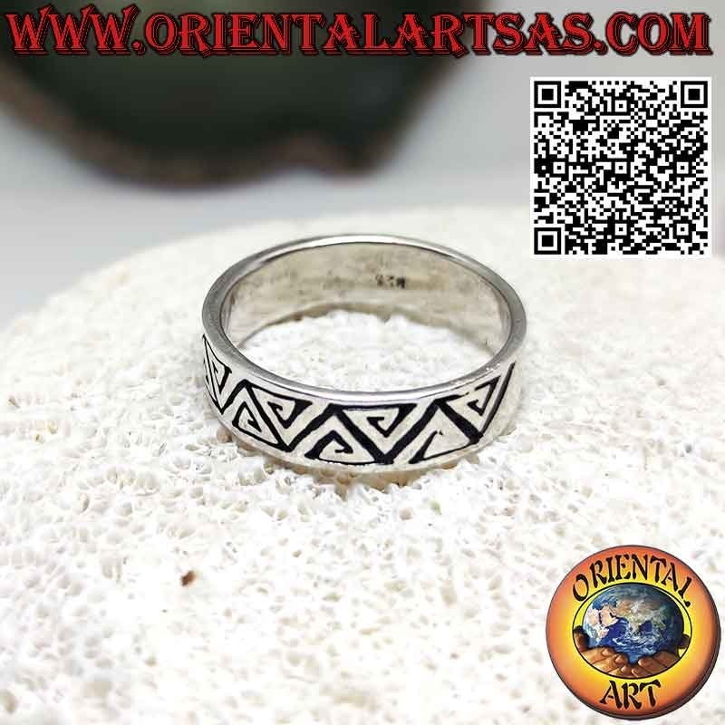 Anello in argento a fascia con incisione spirali triangolare contrapposti
