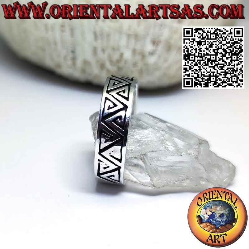 Anillo de banda de plata grabado con espirales triangulares opuestas