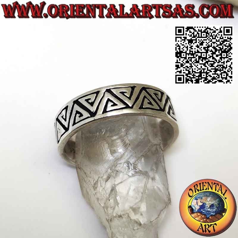 Anillo de banda de plata grabado con espirales triangulares opuestas