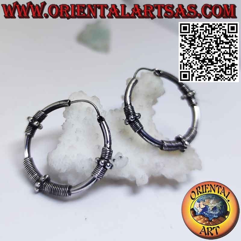 Boucles d'oreilles en argent cercle avec trois sections de fil enroulé et sphères