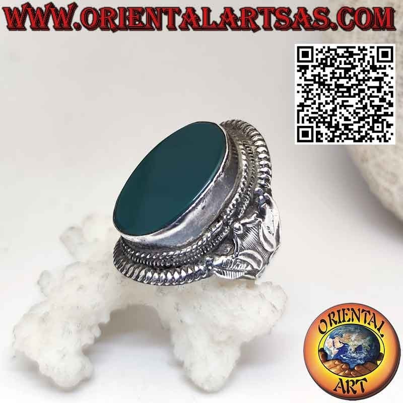 Anello argento di stile Nepalese con una grande agata verde naturale