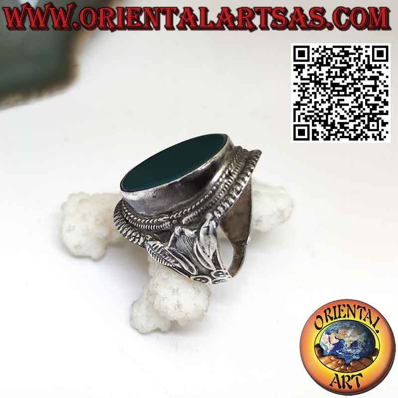 Anillo de plata estilo nepalí con una gran ágata verde natural
