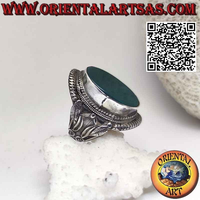 Anello argento di stile Nepalese con una grande agata verde naturale