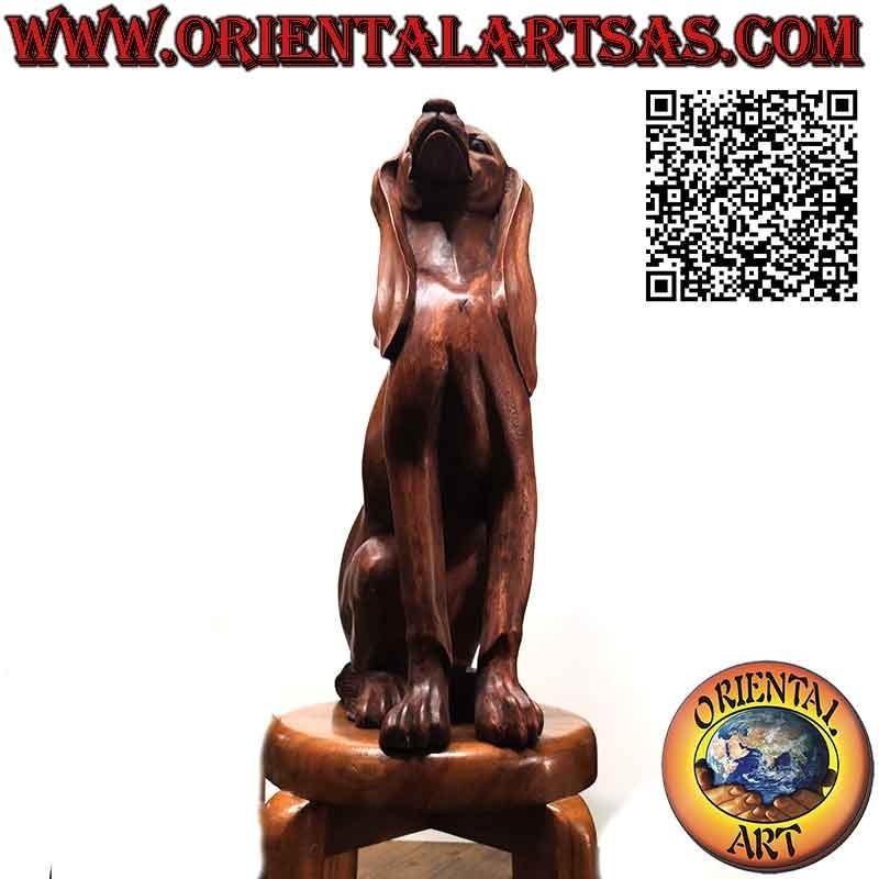 Sculpture en bois de suar de 63 cm d'un chien de chasse assis en garde