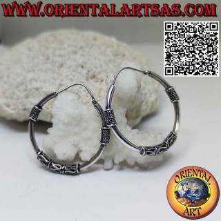 Silver earrings circle with 2 twisted wire intersection and 3 waves