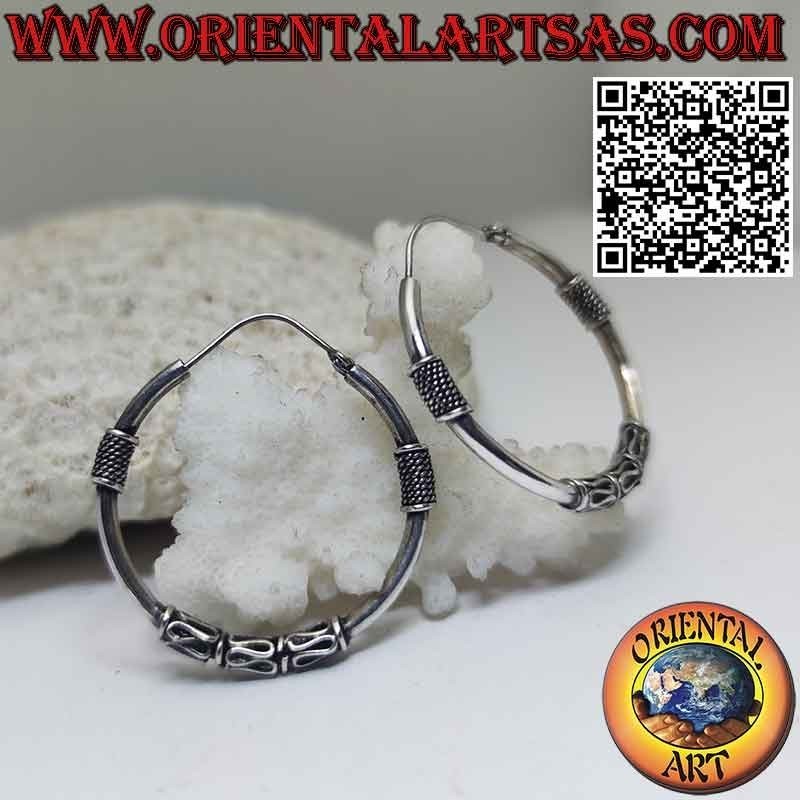 Silver earrings circle with 2 twisted wire intersection and 3 waves