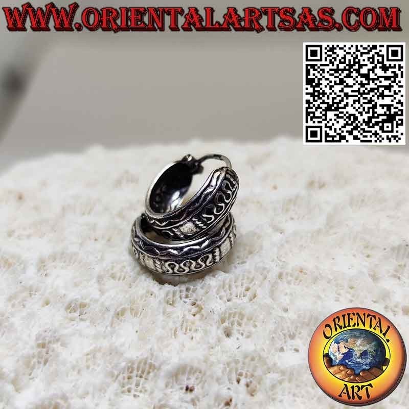 Pendientes de plata con círculos anchos cincelados con ondas de 12 mm