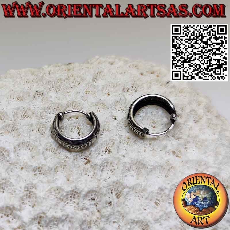 Pendientes de plata con círculos anchos cincelados con ondas de 12 mm