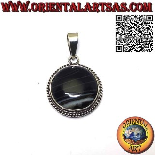 Pendentif en argent avec onyx rayé rond et bords entrelacés
