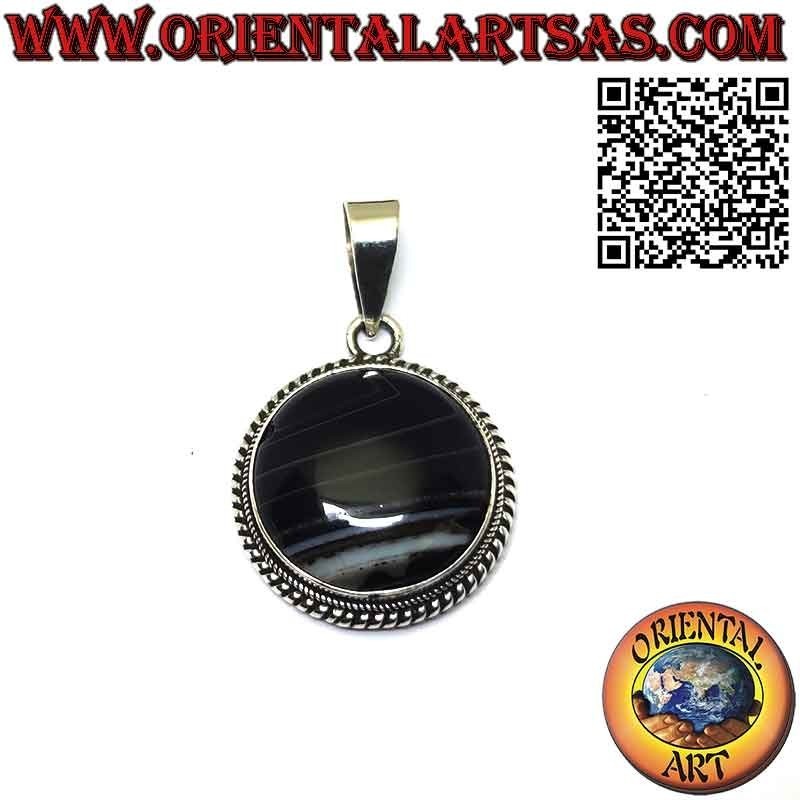 Colgante de plata con ónix redondo rayado y bordes entrelazados