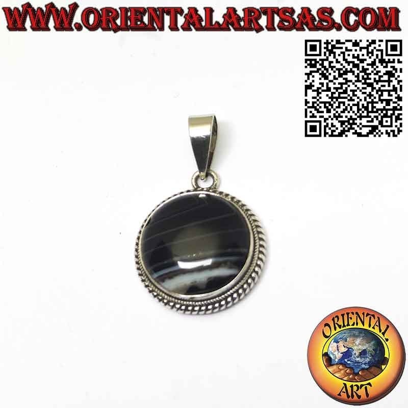 Pendentif en argent avec onyx rayé rond et bords entrelacés