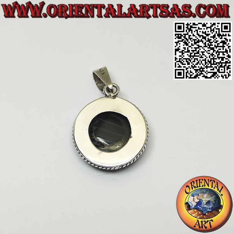 Pendentif en argent avec onyx rayé rond et bords entrelacés