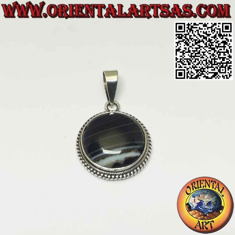 Colgante de plata con ónix redondo rayado y bordes entrelazados