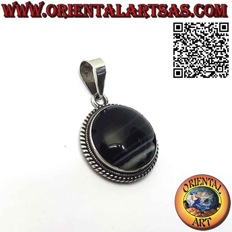 Pendentif en argent avec onyx rayé rond et bords entrelacés