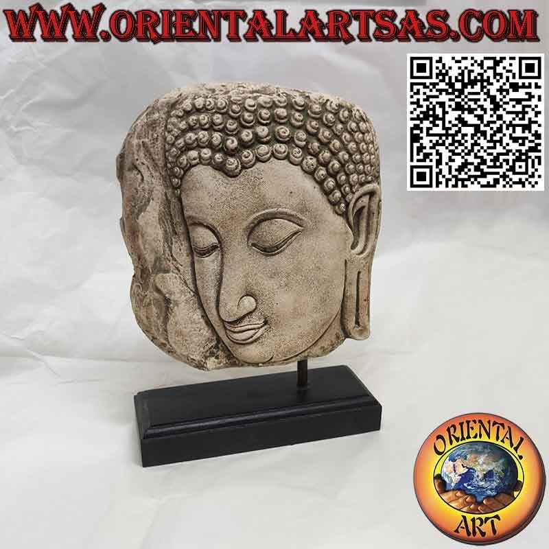 Sculpture en pierre du visage de Bouddha de profil avec socle en bois