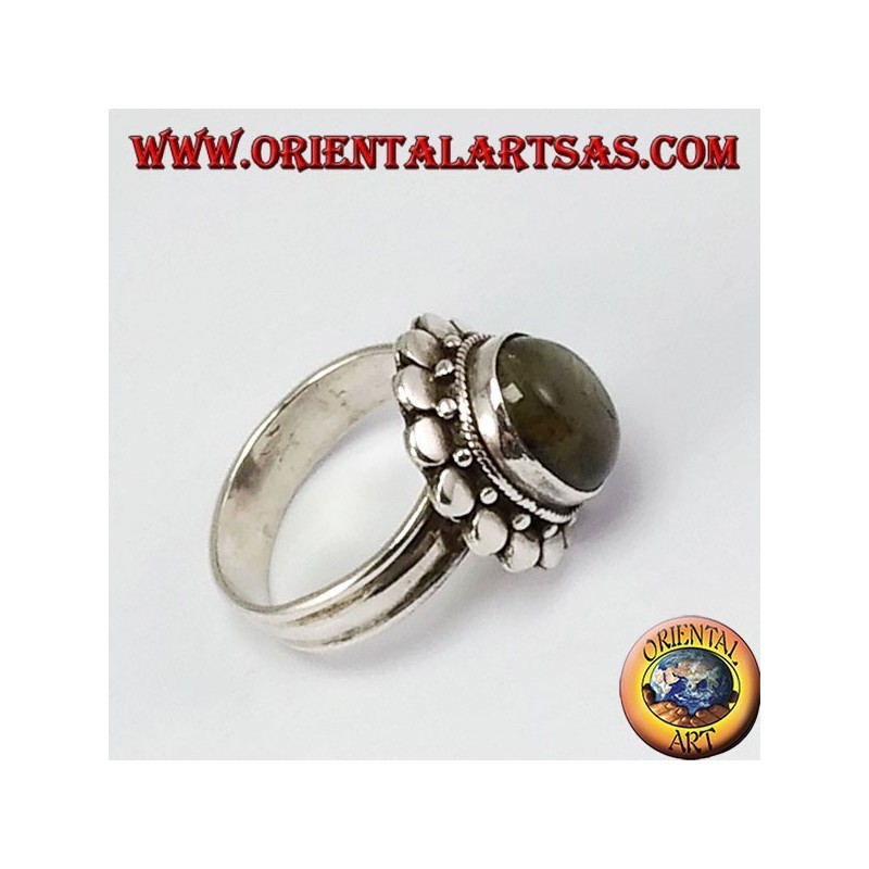 Bague en argent avec bord parsemée de labradorite ovale