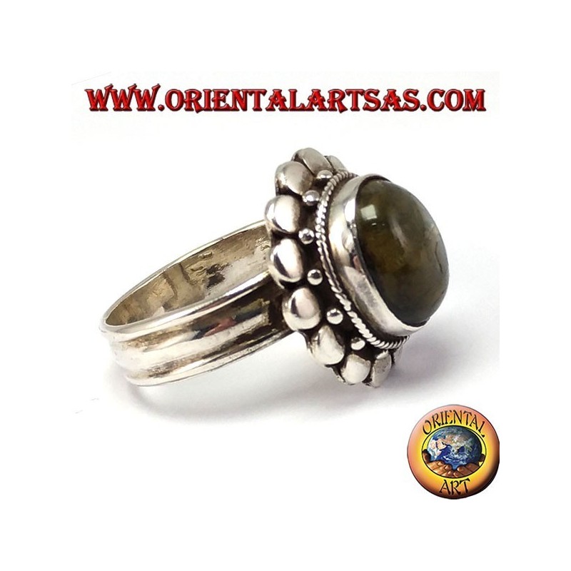 Anillo de plata con borde tachonada con labradorite ovalada