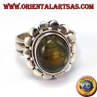 Anillo de plata con borde tachonada con labradorite ovalada