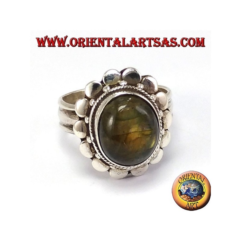Bague en argent avec bord parsemée de labradorite ovale