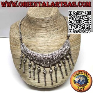 Collar de plata con placa grabada con motivos florales y 12 colgantes