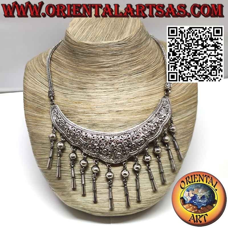 Collana in argento con piastra cesellata a motivi floreali e12 pendenti