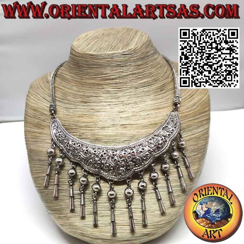 Collar de plata con placa grabada con motivos florales y 12 colgantes