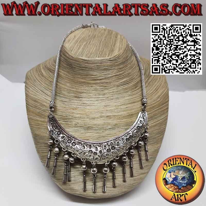 Collar de plata con placa grabada con motivos florales y 12 colgantes