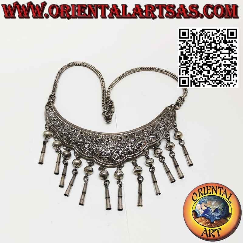 Collar de plata con placa grabada con motivos florales y 12 colgantes