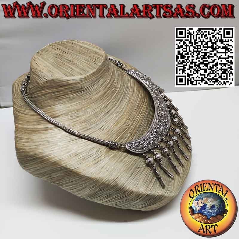 Collana in argento con piastra cesellata a motivi floreali e12 pendenti