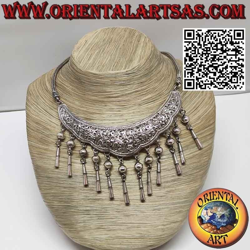 Collar de plata con placa grabada con motivos florales y 12 colgantes