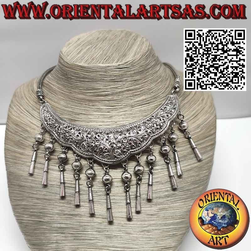 Collar de plata con placa grabada con motivos florales y 12 colgantes