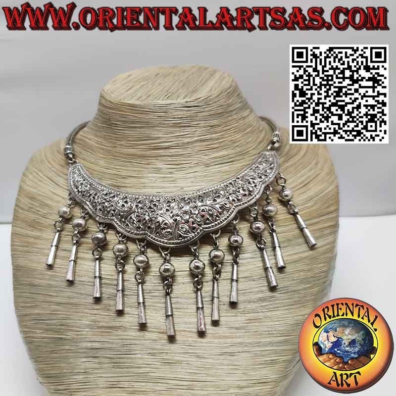 Collar de plata con placa grabada con motivos florales y 12 colgantes