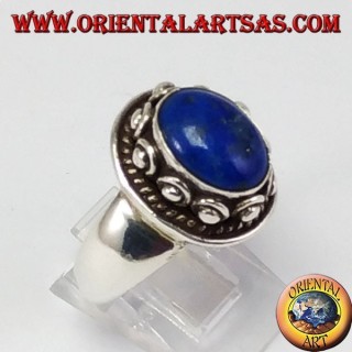 Anello d'argento con borchie intorno al cassone, con Lapislazzuli naturale ovale