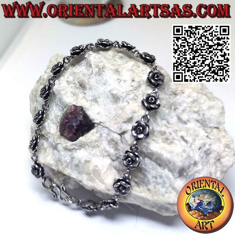 Bracelet with a row of sixteen roses made of 925 ‰ silver