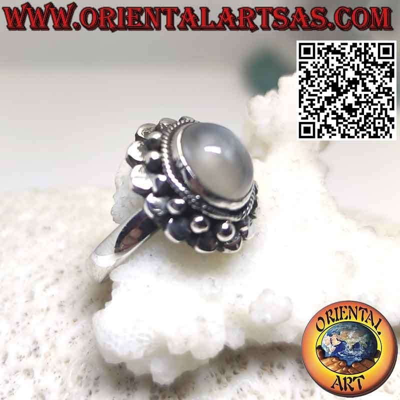 Anello in argento con pietra di luna naturale contornata da sfere