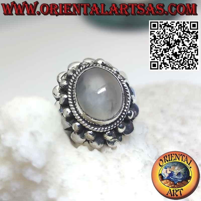 Anillo de plata con piedra de luna natural rodeada de esferas