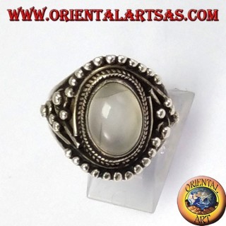 Bague en argent avec ovale Moonstone (adulaire) avec des boules décorations asymétriques