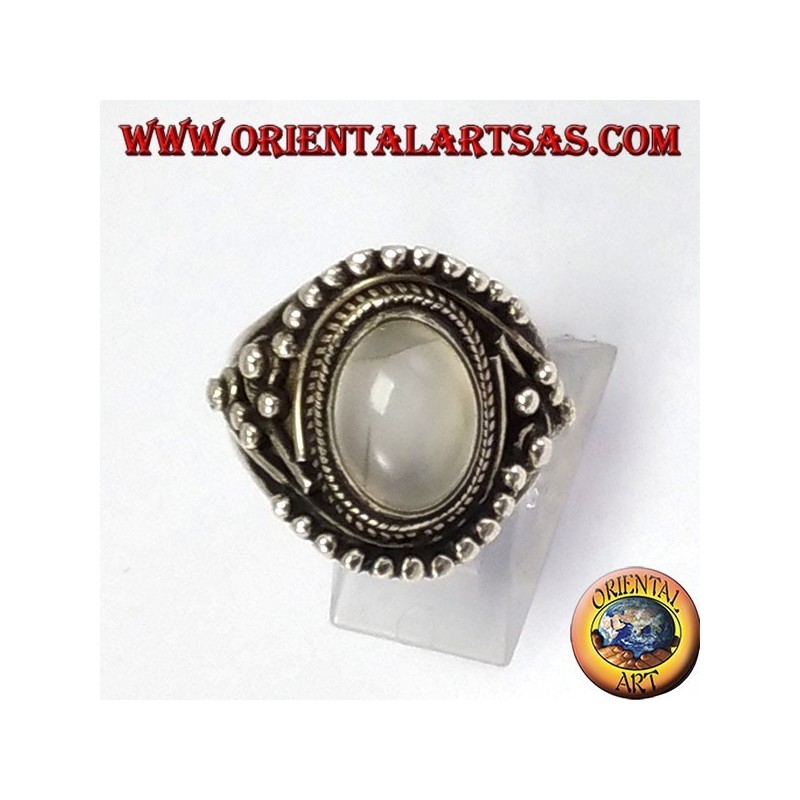 Bague en argent avec ovale Moonstone (adulaire) avec des boules décorations asymétriques