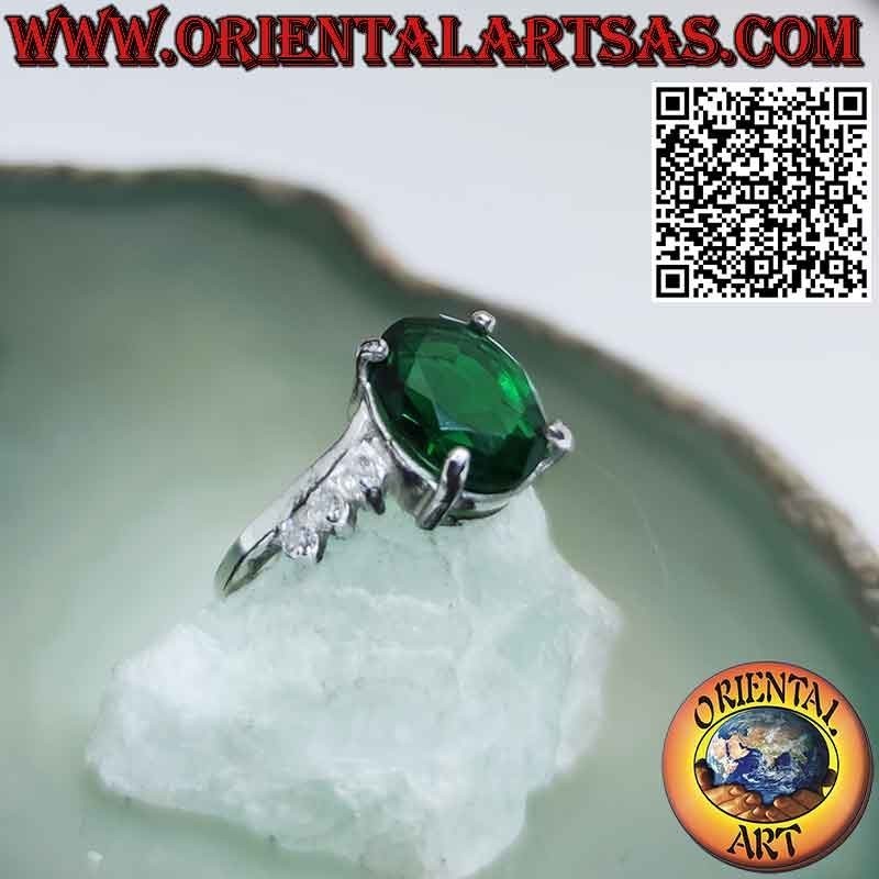 Anillo de plata con esmeralda ovalada en engaste asimétrico y circonitas