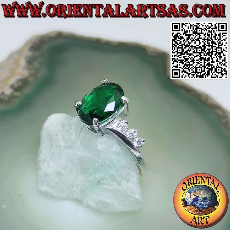 Anillo de plata con esmeralda ovalada en engaste asimétrico y circonitas