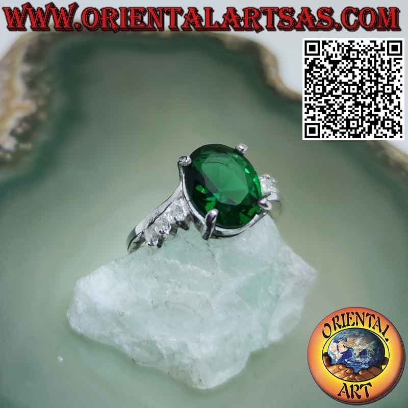 Bague en argent avec émeraude ovale sur monture asymétrique et zircons