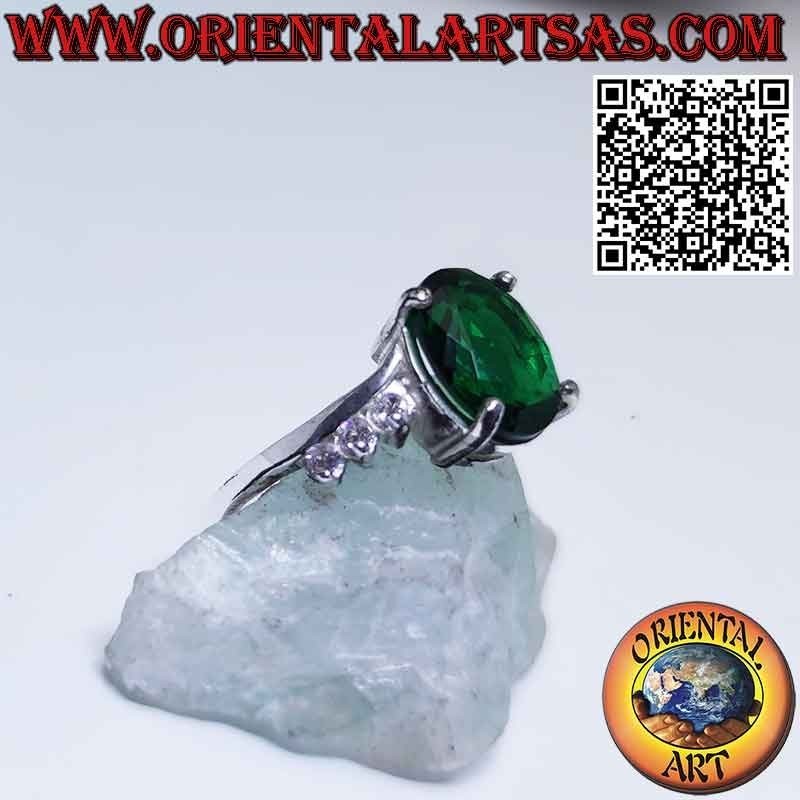 Anello in argento con smeraldo ovale su montatura asimmetrica e zirconi