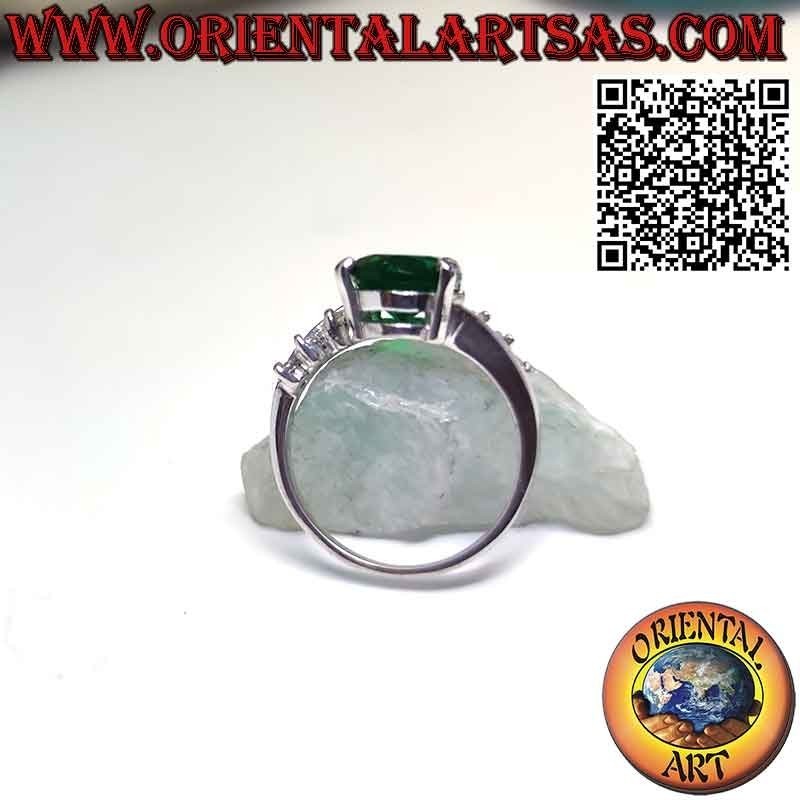 Anello in argento con smeraldo ovale su montatura asimmetrica e zirconi