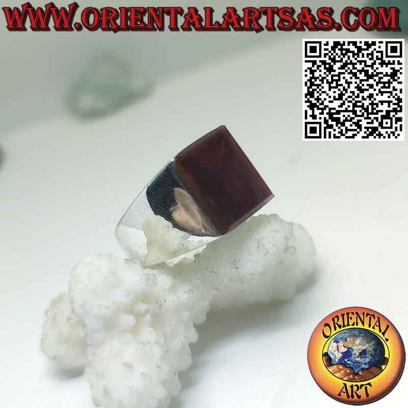 Anillo de plata con cornalina rectangular en un gran engaste liso