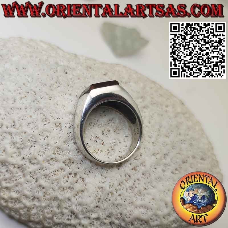 Bague en argent avec cornaline rectangulaire sur une large monture lisse
